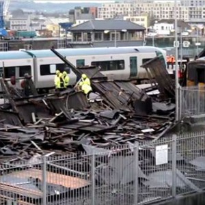 بالفيديو : انهيار سقف إحدى المباني في ايرلندا بعد عاصفة قوية !