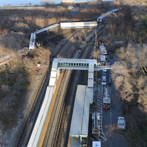 بالصور : ضحايا بسبب انحراف قطار عن سكته الحديدية في نيويورك !