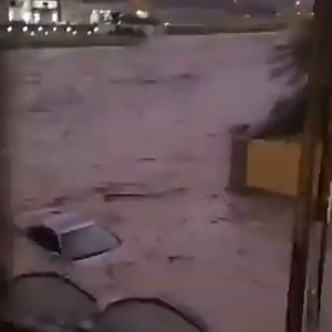 بسبب غزارة الأمطار... جريان الأودية في سلطنة عمان 
