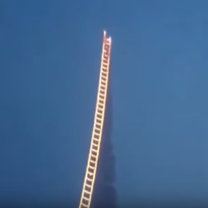 بالفيديو: سلم ناري يشق طريقه نحو سماء الصين في مشهد رهيب 