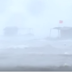 بالفيديو: إعصار قوي وموجات مد عاتية جنوب الصين