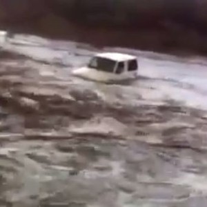 خطر السيول كاد أن يودي بحياة هؤلاء الشباب