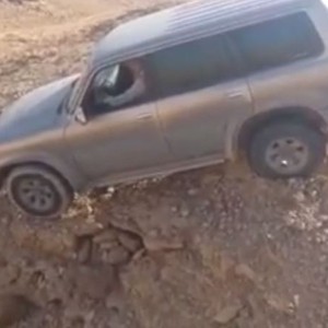 شاب ينقذ سيارة من السقوط في منحدر جبلي