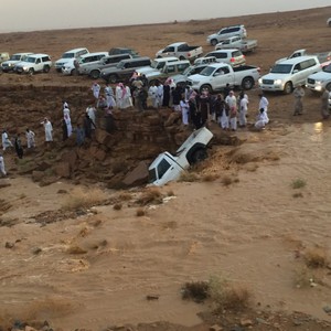 لحظة سقوط مركبة بأحد شعاب بريدة