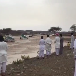 السيول تعيق حركة السير في مهد الذهب وتهدد حياة السائقين