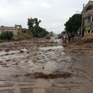 مياه السيول تداهم مواطنين في خميس مشيط