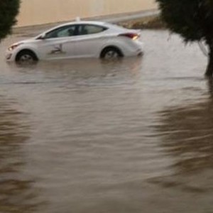 غرق "الدائري الغربي" في الرياض بسبب الأمطار