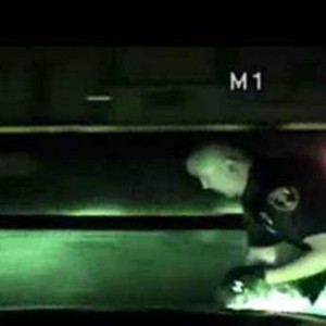 بالفيديو : شرطي يُخاطر بحياته لإنقاذ سيدة من قطار مُسرِع  