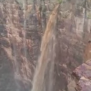 مشهد بديع لشلال الحلبة عقب أمطار عسير