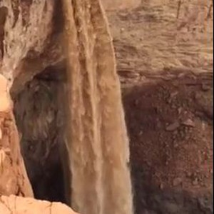 مشهد بديع لشلال الشق عقب هطول الأمطار