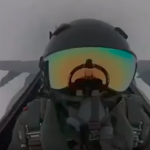 فيديو نادر لصاعقة برق تضرب مقاتلة حربية من طراز F-18 