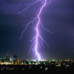 صاعقة رعدية تضرب منزلاً وسط الهدا غرب الطائف 