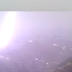 صاعقة تضرب منزلا بجبل فيفاء في السعودية 