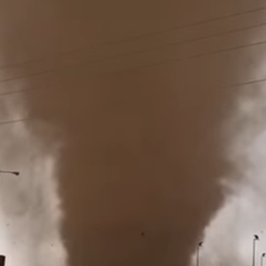 شاهد: الزوبعة الرملية التي رصدها المواطنون في قطر من أقرب نقطة 