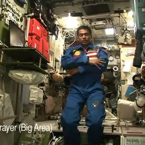 شاهد كيفية الصلاة في الفضاء دون جاذبية