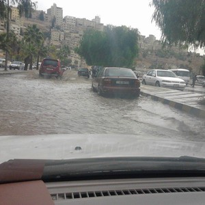 العاصفة الماطرة تحول عامل وطن إلى شرطي مرور