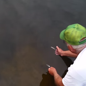 صياد يبتكر طريقة طريفة لصيد السمك