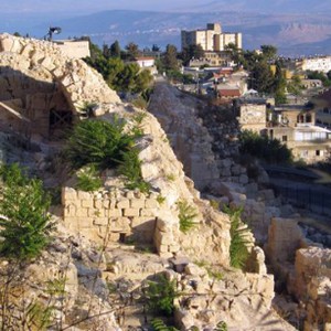 بالفيديو : سائق شاحنة يَستعرِض مهاراته في القيادة