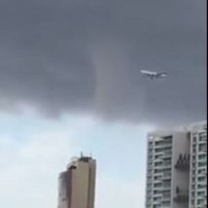 طائرة تغامر وتمرّ بجانب إعصار قمعي مائي بلبنان