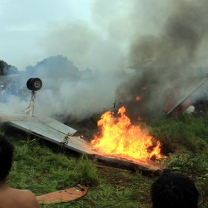 بالفيديو : شاهد كيف تلاعبت الرياح العاصفة بجناحي الطائرة ومنعتها من الهبوط !