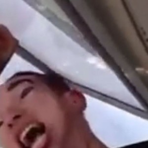 ماذا سيحدث عندما تخرج رأسك من نافذة الطائرة؟