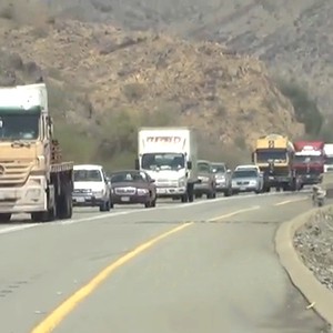 شاهد بالفيديو : طريق"العرضيات" تكثر فيه الحوادث القاتلة وبانتظار تطبيق ازدواجيته