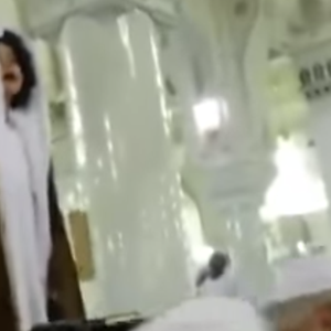 طفل يخطب في المصلين بالحرم المكي ويلفت الأنظار