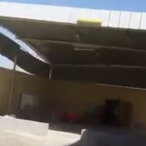 الرياح الشديدة في بلقرن تقتلع الهناجر واللوحات الدعائية 