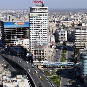 شباب يأكلون الثلج احتفالا بهطوله شمال المملكة