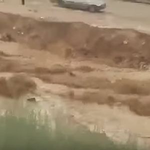 بالفيديو: مياه سيل الزرقاء الجارفة قد تهدد حياة المواطنين  