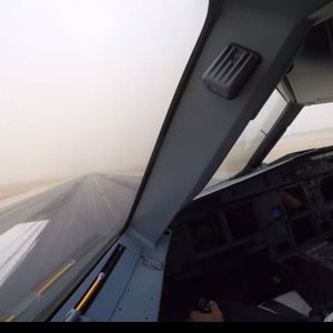 طيار يهبط بطائرته وسط موجه قوية من الغبار في الدمام