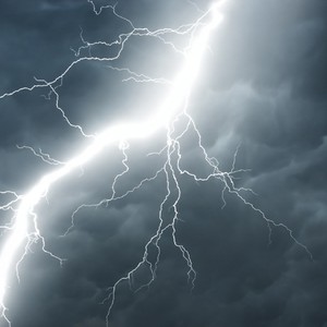 البرق يُنتج صوت إنفجار هائل هز منازل المواطنين بعرعر 