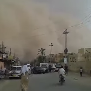 عاصفة ترابية تحول النهار إلى ما يشبه الليل في الفلوجة الثلاثاء الماضي 