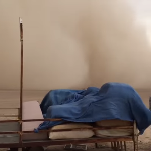 لحظة دخول العاصفة الرملية إلى الكويت