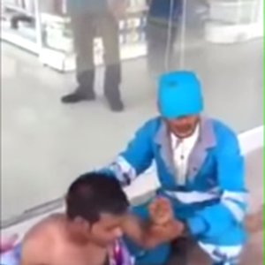 بالفيديو:  عامل يعرض نفسه للخطر بسبب عمله تحت أشعة الشمس