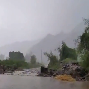 بالفيديو : أمطار و سيول في منطقة عسير عصر امس 