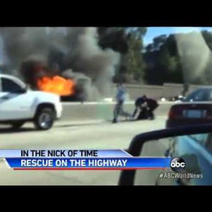 بالفيديو : موقف شجاع لشرطي أنقذ رجلاً من داخل سيارة مشتعلة !