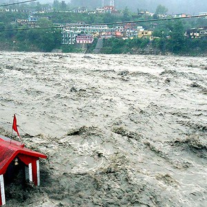 بالفيديو : فيضانات عنيفة تضرب بعض ولايات الهند يوم أمس السبت والأضرار فادحة