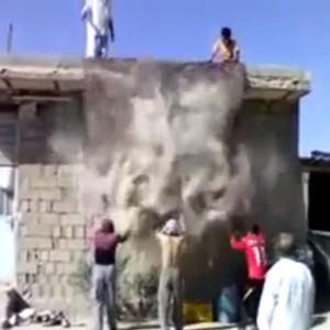 موجة غبار كثيف تخرج من سجادة أثناء تنظيفها