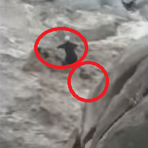 فيديو يوثق غرق 3 شبان بأحد أودية خميس مشيط 