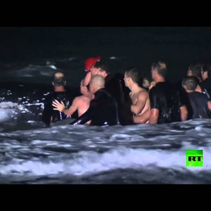 بالفيديو : فريق ينجع بإعادة حوت أبيض الى البحر علقَ على الشاطئ