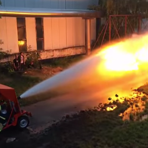 Affrontement entre l&#39;eau et le feu.. Regardez le résultat !