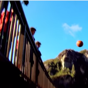 شبان يحققون رقما قياسيا بتسجيل سلة ثلاثية من ارتفاع 126 مترا 