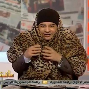 مذيع مصري يظهر " بالبطانية " على الهواء مُباشرة بسبب برودة الطقس! 