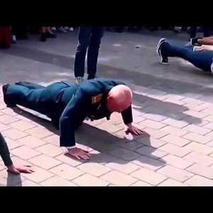 بالفيديو: رجل مُسن يتحدى الشباب في أداء تمرين الضغط