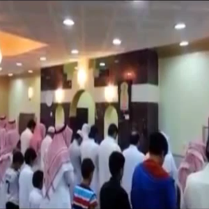 بالفيديو: صبي يؤم "التراويح" بالمصلين لعذوبة صوته