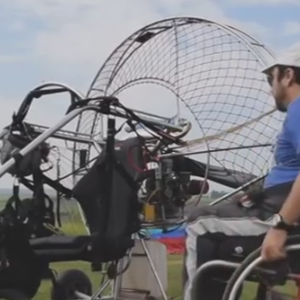 شخص من ذوي الاحتياجات الخاصة يحقق حلمه بالطيران