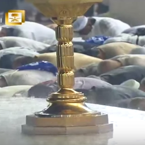 المصلون يؤدون صلاة المغرب في الحرم المكي تحت زخات المطر