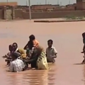 بالفيديو : الأمطار الغزيرة تضرب أجزاء من السودان وتتسبب بأضرار مادية