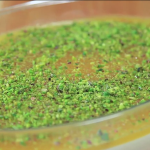 بالفيديو: أسهل طريقة لعمل المهلبية مع قمر الدين